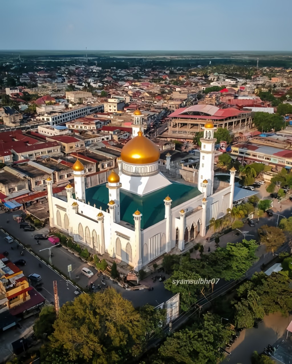 Mesjid Raya Darul Falah merupakan salah satu masjid utama dan terbesar di Kota Langsa.